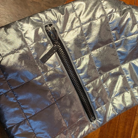 DKNY SILVER SCARF WITH POCKET & beret - Picture 2 of 2